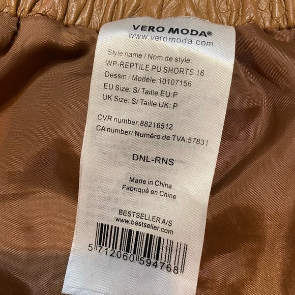 Brown snakeskin faux leather shorts Vero Moda with elastic waist and pockets - Picture 3 of 4